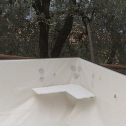 Hydromassage jets